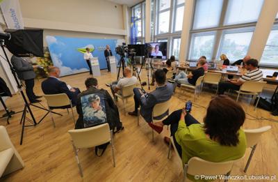 Uczestnicy konferencji prasowej w Sali Prasowej Urzędu Marszałkowskiego Województwa Lubuskiego w Zielonej Górze