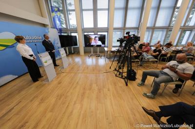 Uczestnicy konferencji prasowej w Sali Prasowej Urzędu Marszałkowskiego Województwa Lubuskiego w Zielonej Górze