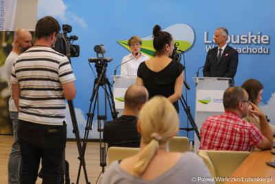 Marszałek Województwa Lubuskiego Elżbieta Anna Polak oraz zielonogórski radny Dariusz Legutowski podczas konferencji prasowej