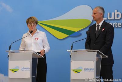 Marszałek Województwa Lubuskiego Elżbieta Anna Polak oraz zielonogórski radny Dariusz Legutowski podczas konferencji prasowej