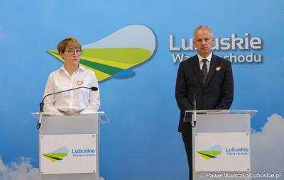Marszałek Województwa Lubuskiego Elżbieta Anna Polak oraz zielonogórski radny Dariusz Legutowski podczas konferencji prasowej