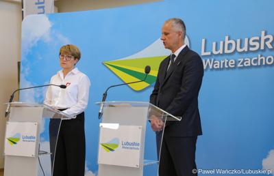 Marszałek Województwa Lubuskiego Elżbieta Anna Polak oraz zielonogórski radny Dariusz Legutowski podczas konferencji prasowej