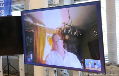Dyrektor ds. badań i rekultywacji środowiska w firmie PROTE Technologie dla Środowiska Józef Czechowski podczas łączenia na konferencji prasowej 