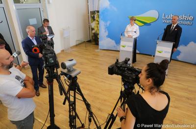 Marszałek Województwa Lubuskiego Elżbieta Anna Polak oraz zielonogórski radny Dariusz Legutowski podczas konferencji prasowej