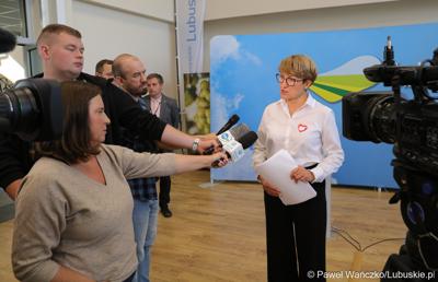 Marszałek Województwa Lubuskiego Elżbieta Anna Polak udziela wywiadu dziennikarzom po konferencji prasowej