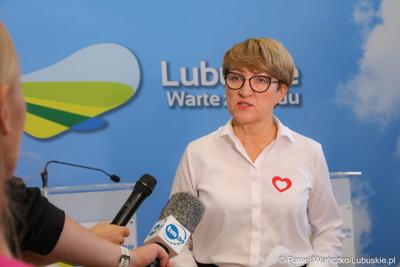 Marszałek Województwa Lubuskiego Elżbieta Anna Polak udziela wywiadu dziennikarzom po konferencji prasowej