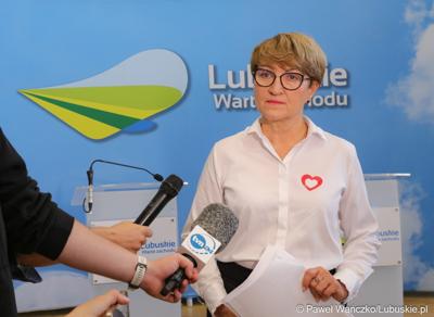 Marszałek Województwa Lubuskiego Elżbieta Anna Polak udziela wywiadu dziennikarzom po konferencji prasowej