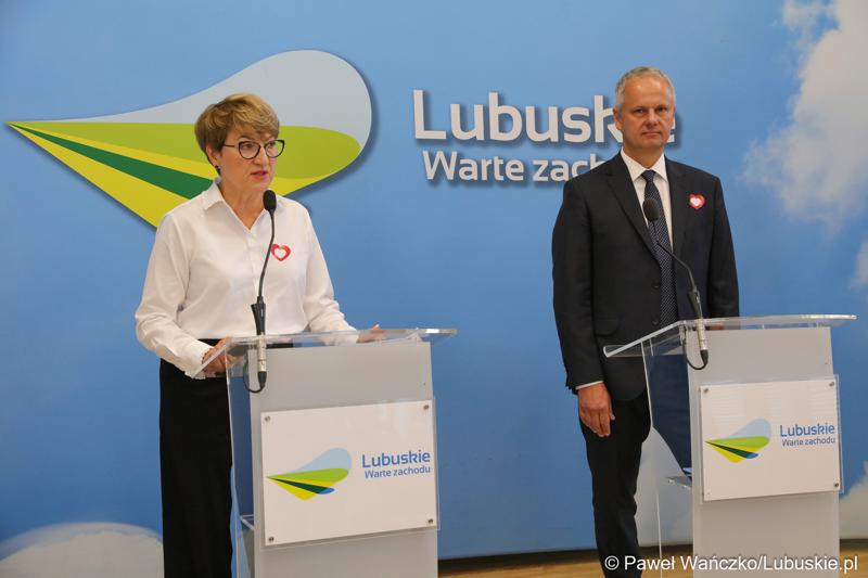 Marszałek Województwa Lubuskiego Elżbieta Anna Polak oraz zielonogórski radny Dariusz Legutowski podczas konferencji prasowej