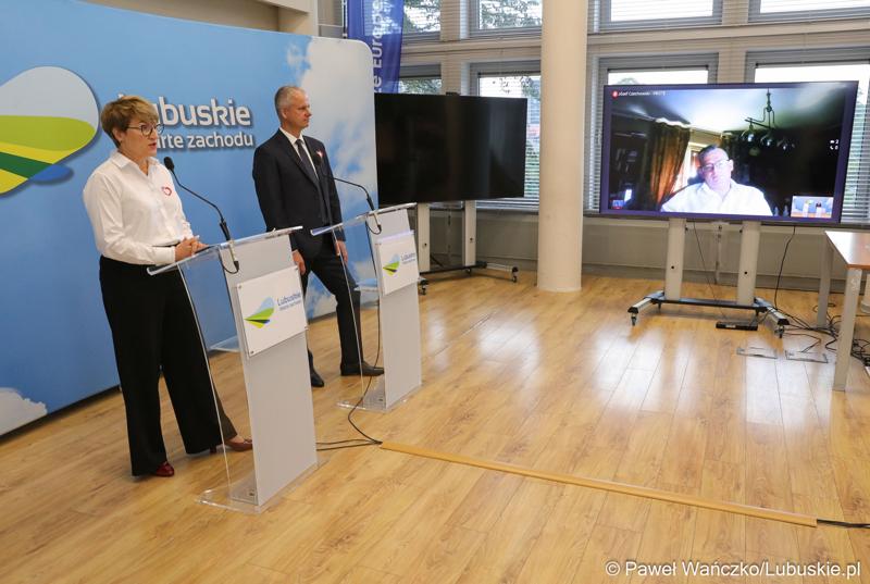 Marszałek Województwa Lubuskiego Elżbieta Anna Polak, zielonogórski radny Dariusz Legutowski oraz dyrektor ds. badań i rekultywacji środowiska w firmie PROTE Technologie dla Środowiska Józef Czechowski (na monitorze) podczas konferencji prasowej