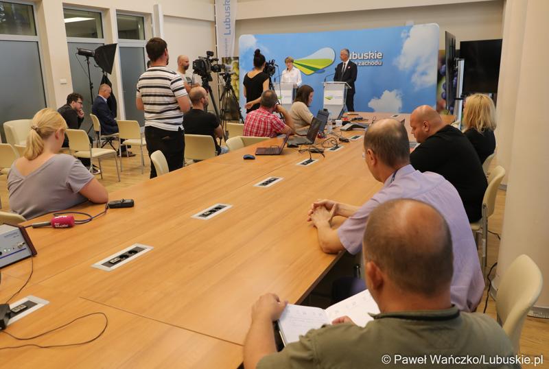 Uczestnicy konferencji prasowej w Sali Prasowej Urzędu Marszałkowskiego Województwa Lubuskiego w Zielonej Górze