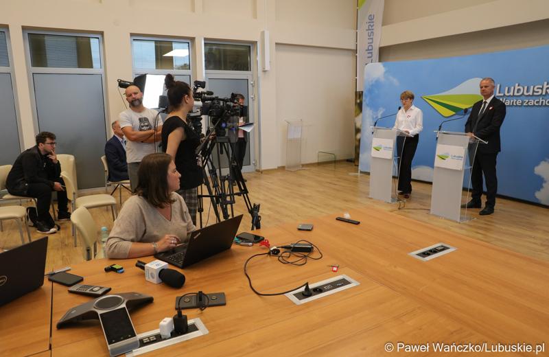 Uczestnicy konferencji prasowej w Sali Prasowej Urzędu Marszałkowskiego Województwa Lubuskiego w Zielonej Górze