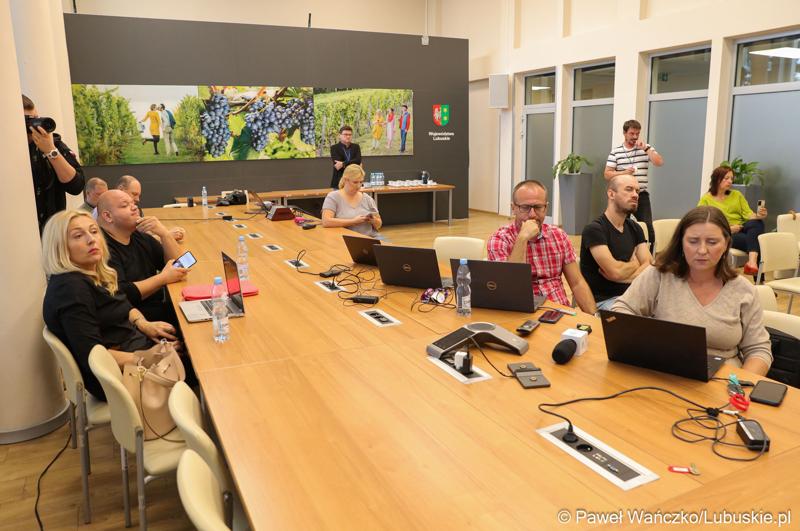 Uczestnicy konferencji prasowej w Sali Prasowej Urzędu Marszałkowskiego Województwa Lubuskiego w Zielonej Górze