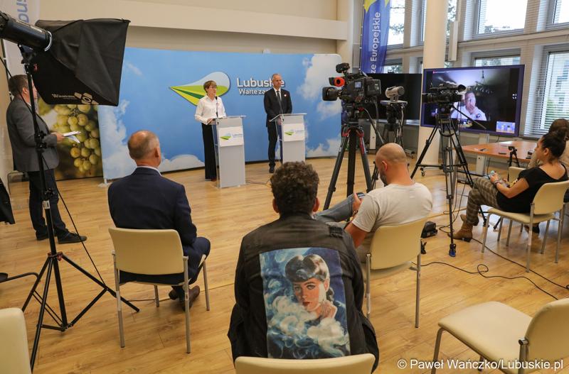 Marszałek Województwa Lubuskiego Elżbieta Anna Polak oraz zielonogórski radny Dariusz Legutowski podczas konferencji prasowej