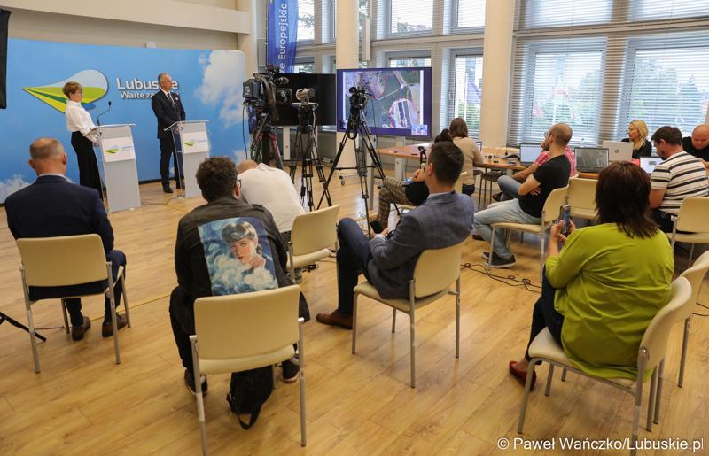 Uczestnicy konferencji prasowej w Sali Prasowej Urzędu Marszałkowskiego Województwa Lubuskiego w Zielonej Górze