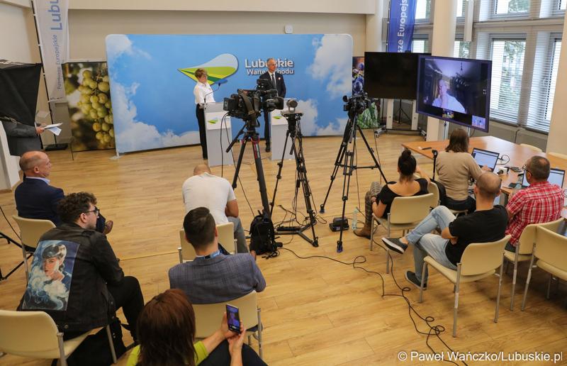 Uczestnicy konferencji prasowej w Sali Prasowej Urzędu Marszałkowskiego Województwa Lubuskiego w Zielonej Górze