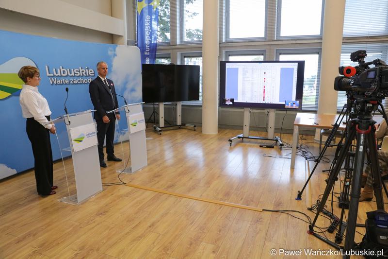 Marszałek Województwa Lubuskiego Elżbieta Anna Polak oraz zielonogórski radny Dariusz Legutowski podczas konferencji prasowej
