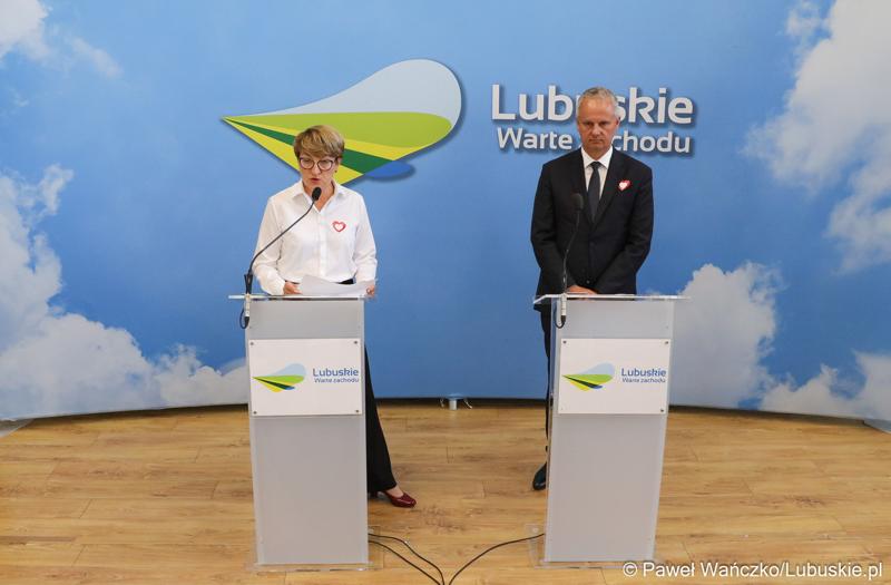Marszałek Województwa Lubuskiego Elżbieta Anna Polak oraz zielonogórski radny Dariusz Legutowski podczas konferencji prasowej