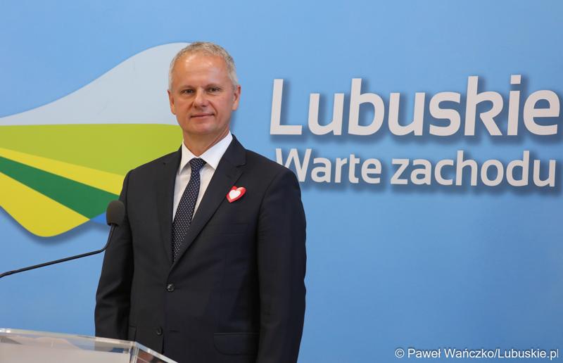 Zielonogórski radny Dariusz Legutowski podczas konferencji prasowej