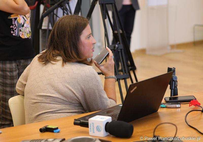 Dziennikarka stacji Polsat News zadaje pytanie podczas konferencji prasowej w Sali Prasowej Urzędu Marszałkowskiego Województwa Lubuskiego w Zielonej Górze