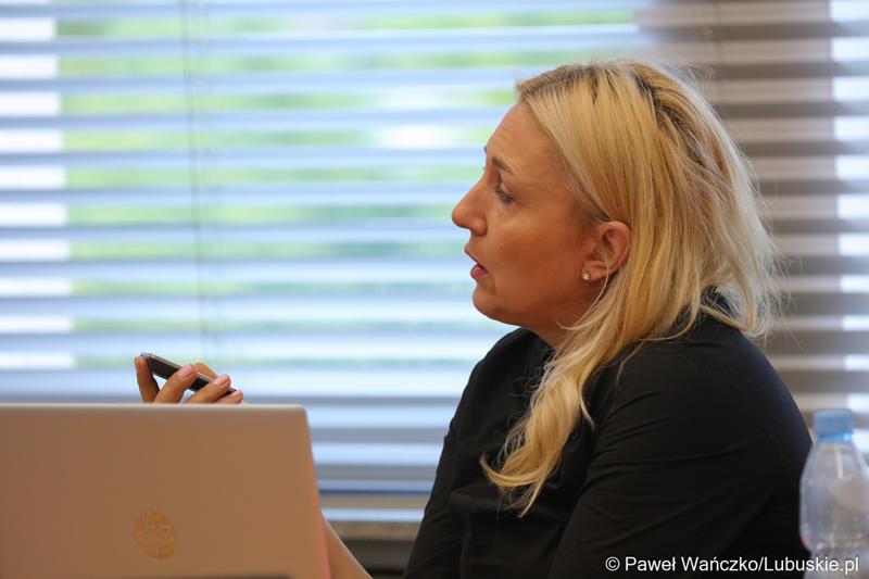 Dziennikarka Gazety Wyborczej Maja Sałwacka zadaje pytania podczas konferencji prasowej w Sali Prasowej Urzędu Marszałkowskiego Województwa Lubuskiego w Zielonej Górze
