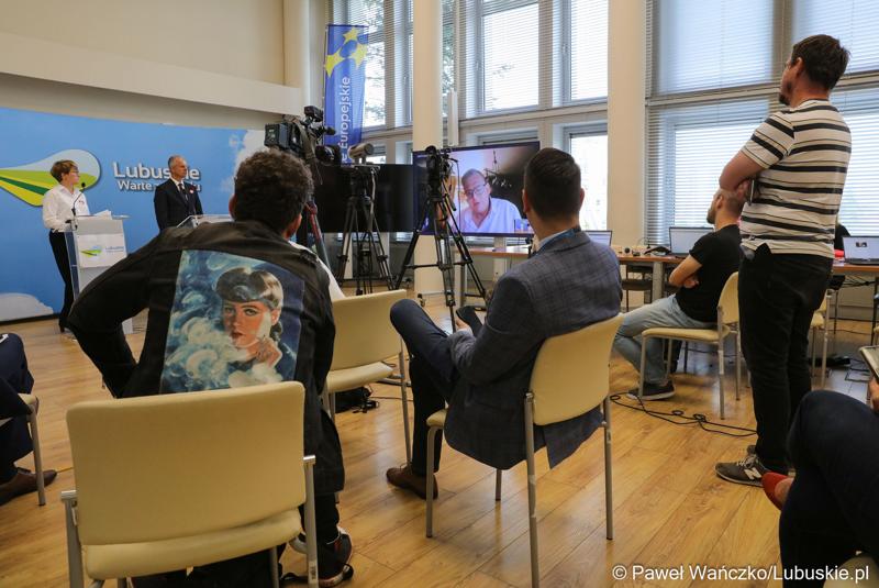 Uczestnicy konferencji prasowej w Sali Prasowej Urzędu Marszałkowskiego Województwa Lubuskiego w Zielonej Górze