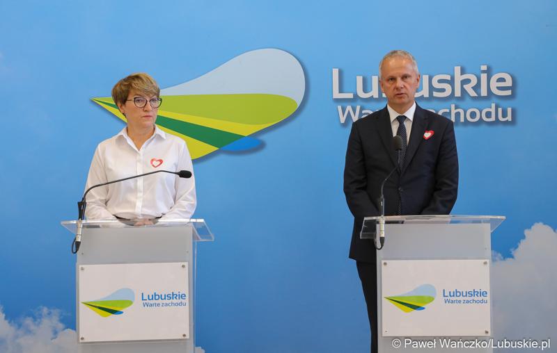 Marszałek Województwa Lubuskiego Elżbieta Anna Polak oraz zielonogórski radny Dariusz Legutowski podczas konferencji prasowej