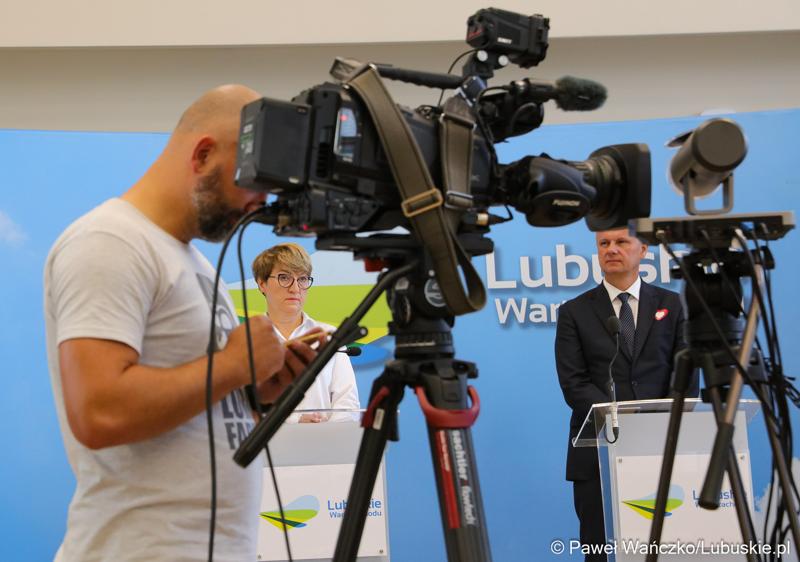 Marszałek Województwa Lubuskiego Elżbieta Anna Polak oraz zielonogórski radny Dariusz Legutowski podczas konferencji prasowej