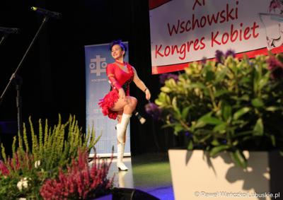 Występ mażoretki podczas Wschowskiego Kongresu Kobiet