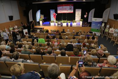 Uczestnicy Wschowskiego Kongresu Kobiet, Na scenie występuje mażoretka 