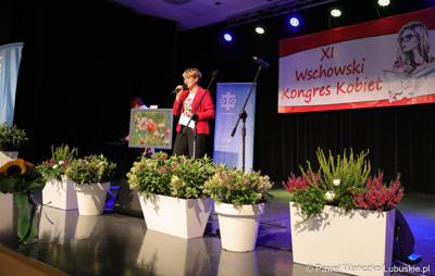 Marszałek Elżbieta Anna Polak przemawia podczas Wschowskiego Kongresu Kobiet