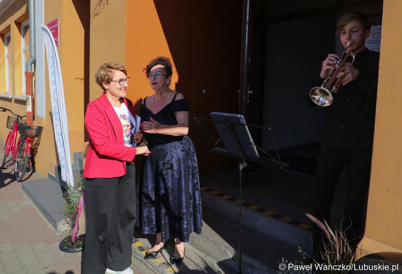 Marszałek Elżbieta Anna Polak i Urszula Chudak przed Wschowskim Domem Kultury