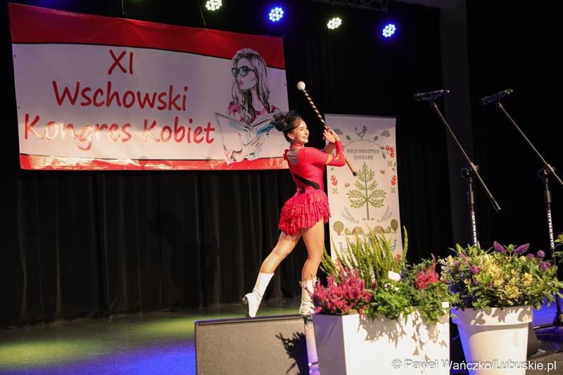 Występ mażoretki podczas Wschowskiego Kongresu Kobiet