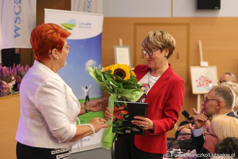 Marszałek Elżbieta Anna Polak (z prawej) odbiera kwiaty i podziękowania podczas Wschowskiego Kongresu Kobiet