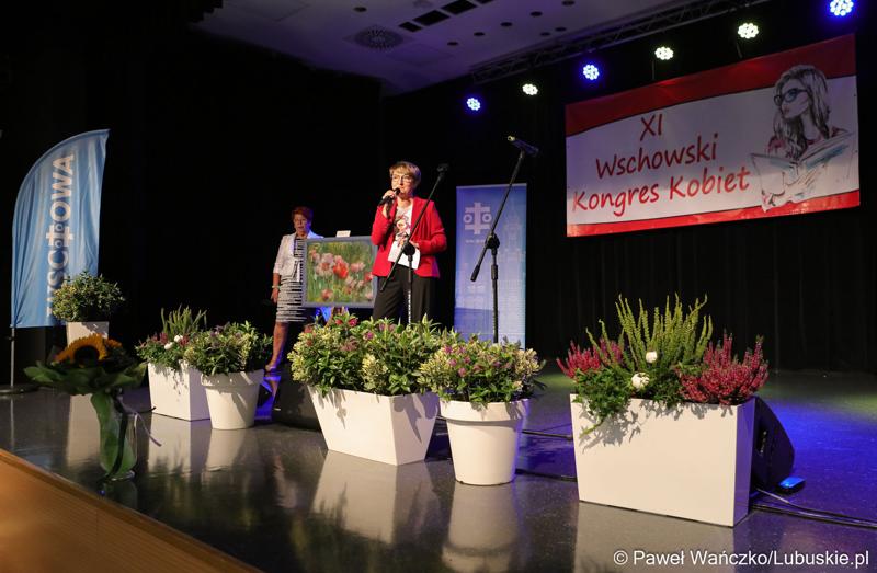 Marszałek Elżbieta Anna Polak przemawia podczas Wschowskiego Kongresu Kobiet