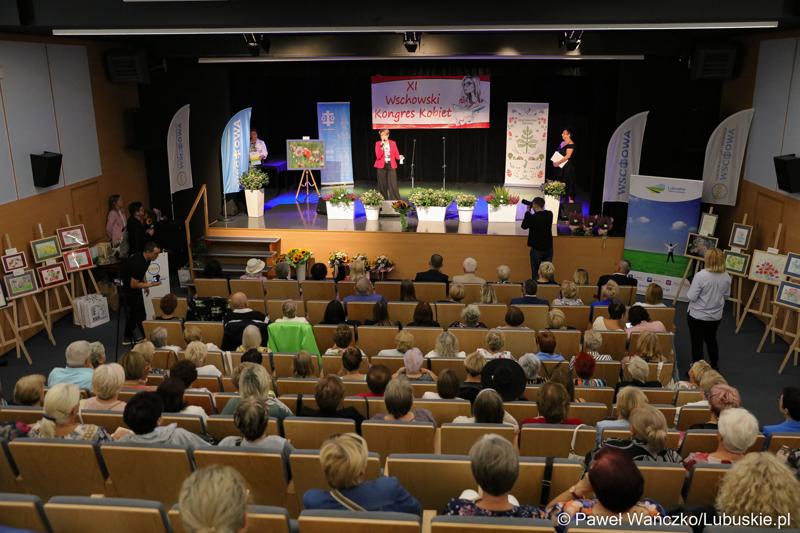 Marszałek Elżbieta Anna Polak przemawia podczas Wschowskiego Kongresu Kobiet