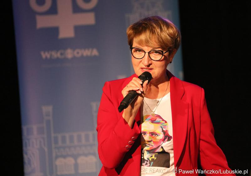 Marszałek Elżbieta Anna Polak przemawia podczas Wschowskiego Kongresu Kobiet