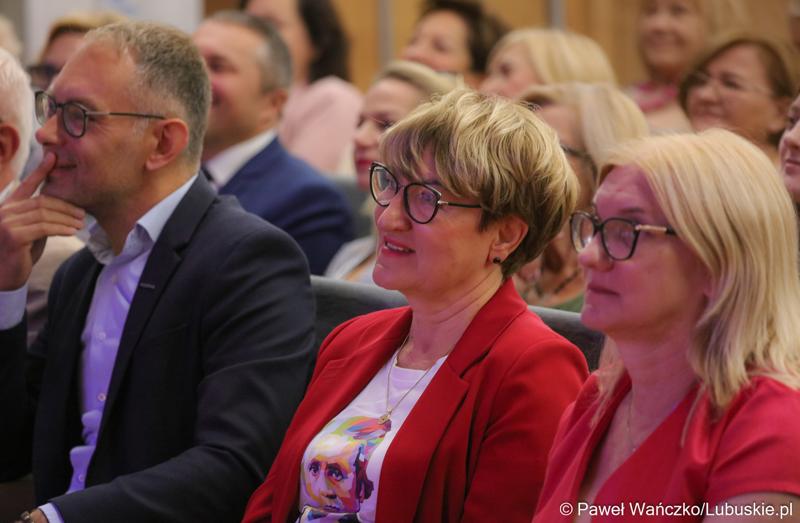 Marszałek Elżbieta Anna Polak (w środku) podczas Wschowskiego Kongresu Kobiet