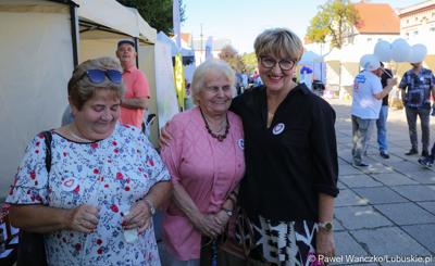 Marszałek Elżbieta Anna Polak (z prawej) na Pikniku Zdrowia i Profilaktyki w Kargowej