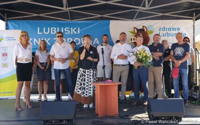 Marszałek Elżbieta Anna Polak przemawia podczas Pikniku Zdrowia i Profilaktyki w Kargowej