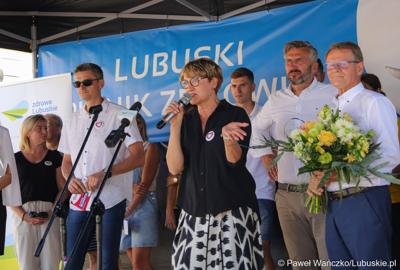 Marszałek Elżbieta Anna Polak przemawia podczas Pikniku Zdrowia i Profilaktyki w Kargowej
