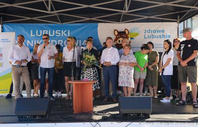 Radny wojewódzki Sebastian Ciemnoczołowski przemawia podczas Pikniku Zdrowia i Profilaktyki w Kargowej