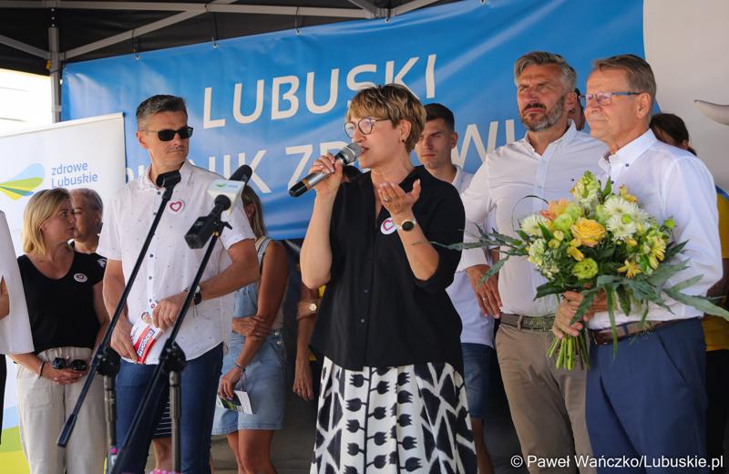 Marszałek Elżbieta Anna Polak przemawia podczas Pikniku Zdrowia i Profilaktyki w Kargowej