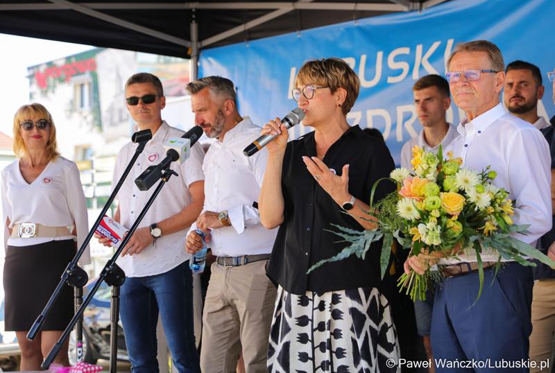 Marszałek Elżbieta Anna Polak przemawia podczas Pikniku Zdrowia i Profilaktyki w Kargowej