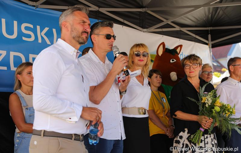 Radny wojewódzki Sebastian Ciemnoczołowski przemawia podczas Pikniku Zdrowia i Profilaktyki w Kargowej