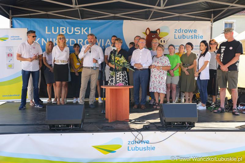 Poseł na Sejm RP Waldemar Sługocki przemawia podczas Pikniku Zdrowia i Profilaktyki w Kargowej