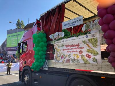 Korowód Winobraniowy z produktami regionalnymi  