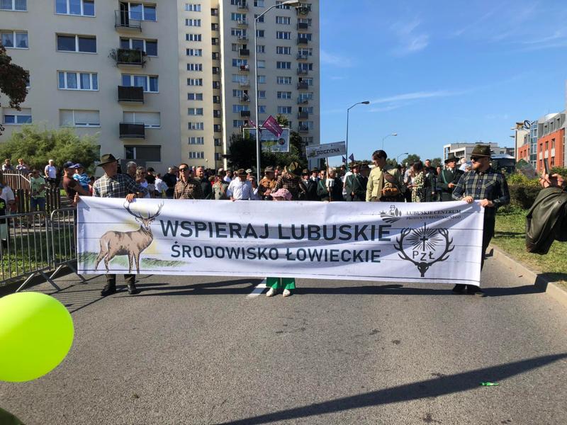 Korowód Winobraniowy z produktami regionalnymi
