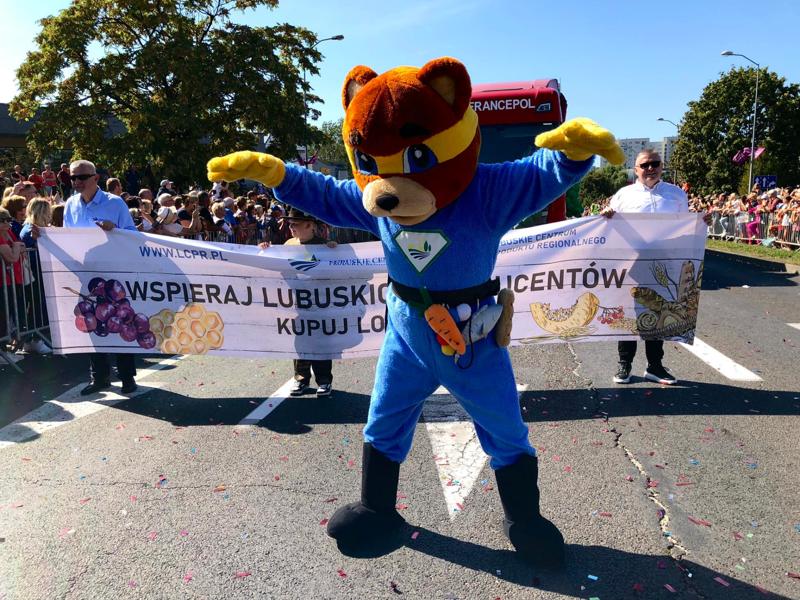 Korowód Winobraniowy z produktami regionalnymi