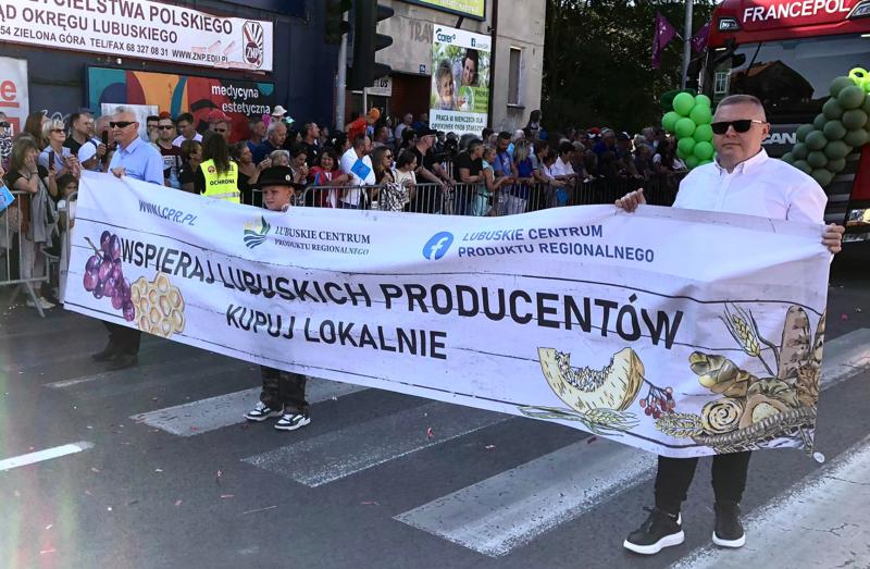 Korowód Winobraniowy z produktami regionalnymi