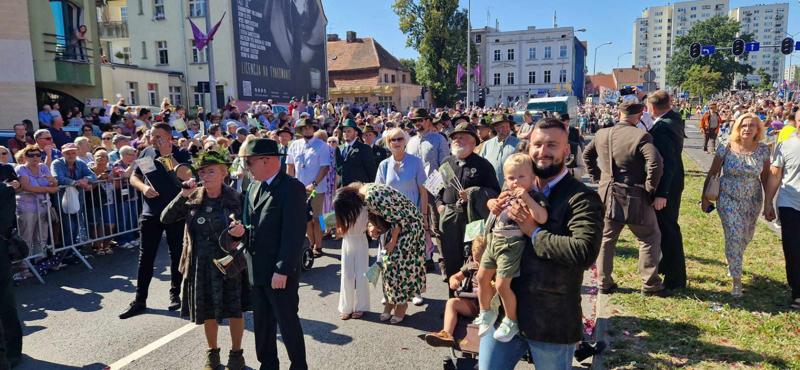 Korowód Winobraniowy z produktami regionalnymi